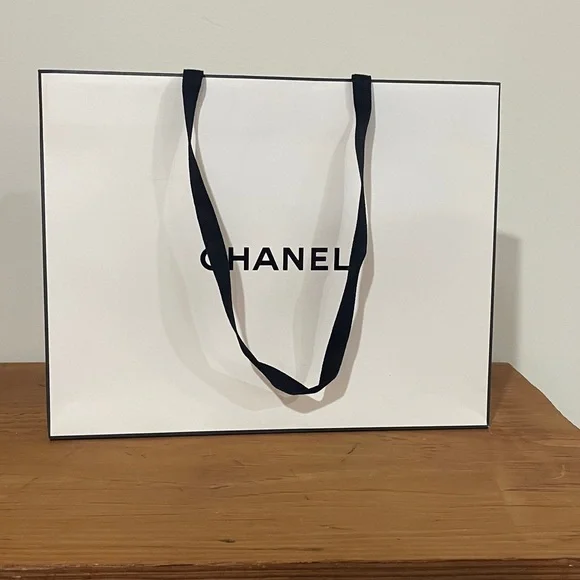 🦁 Chanel Gift Bag with elastic ribbon and two sheets of Chanel tissue - Picture 3 of 12